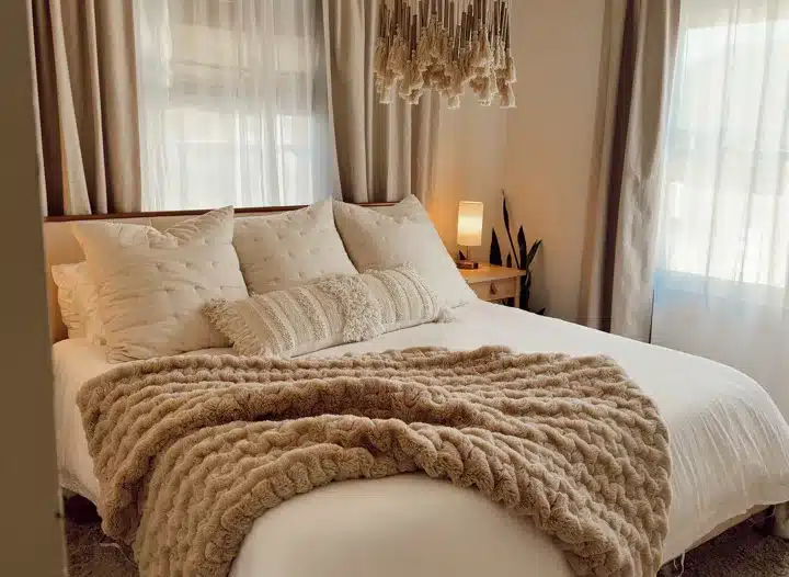 You are currently viewing Boho Mid-Century Modern Guest Bedroom • The Blonde Abroad