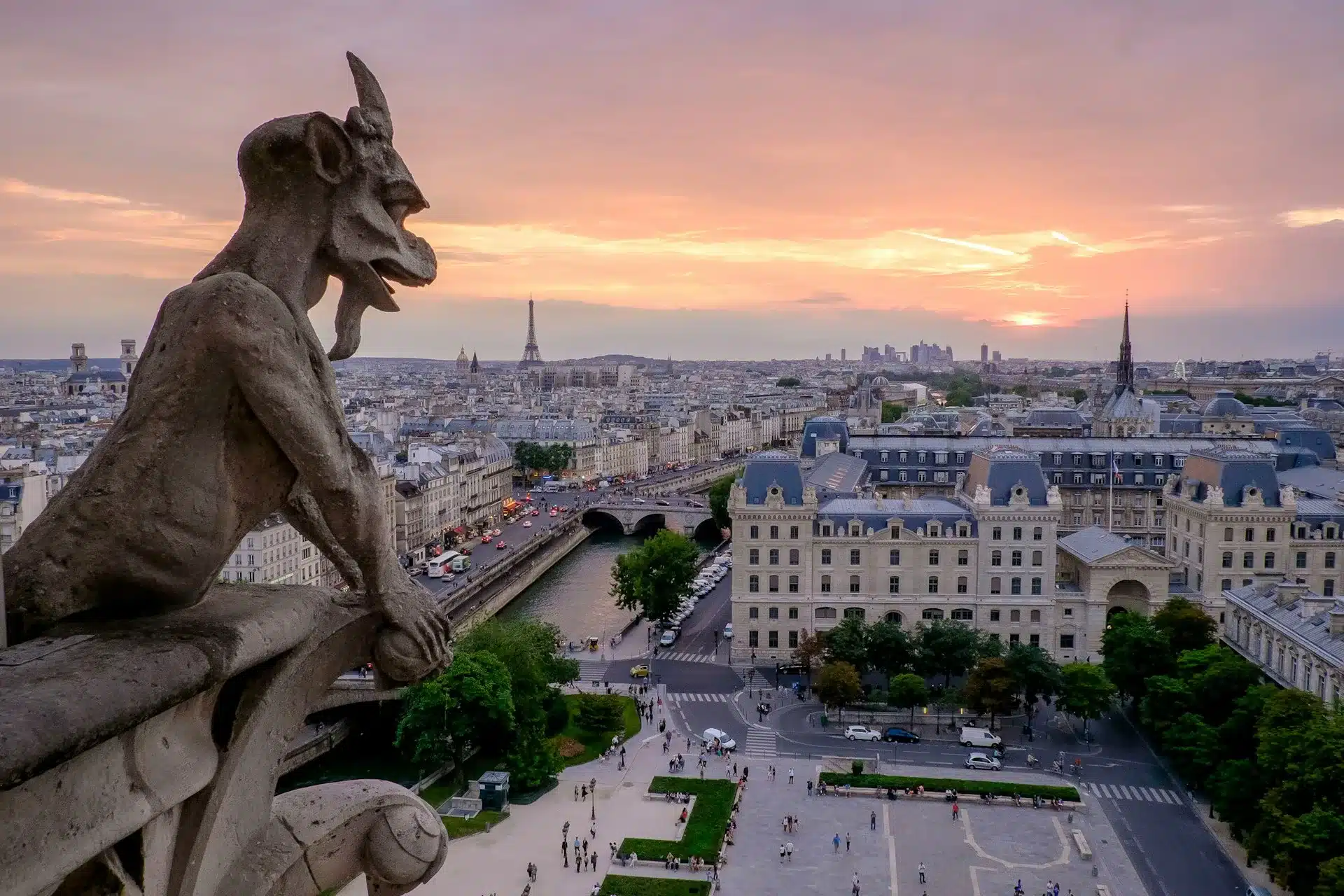 You are currently viewing Unlocking the Charm of Paris: Essential Travel Tips