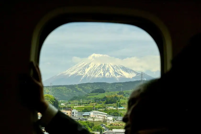 You are currently viewing How to Navigate Japan’s Railway System: Types, Tickets & Tips
